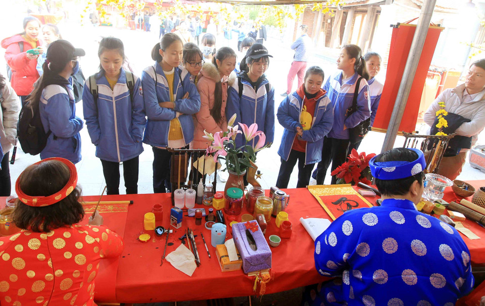 Học sinh của nhiều trường học trên địa bàn thành phố Hải Phòng xin chữ tại lễ khai bút đầu Xuân. (Ảnh: An Đăng/TTXVN)