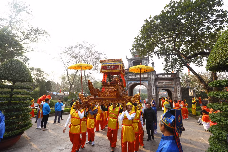 Bát xã rước kiệu lên sân Rồng thượng dâng lễ đức vua An Dương Vương. (Ảnh: Minh Quyết/TTXVN)