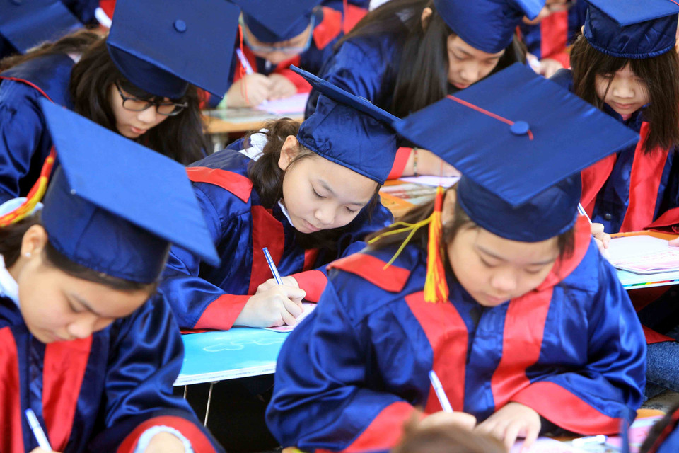 Hàng trăm học sinh của nhiều trường học trên địa bàn thành phố Hải Phòng tham dự lễ khai bút đầu Xuân tại Khu tưởng niệm Vương triều nhà Mạc. (Ảnh: An Đăng/TTXVN)