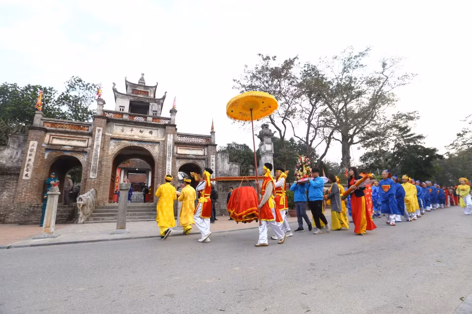 Đoàn anh cả Quậy đến sân Rồng hạ, vào dâng lễ đức vua An Dương Vương. (Ảnh: Minh Quyết/TTXVN)
