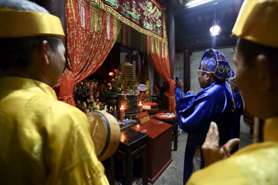 Đoàn anh cả Quậy đến sân Rồng hạ, vào dâng lễ đức vua An Dương Vương. (Ảnh: Minh Quyết/TTXVN)