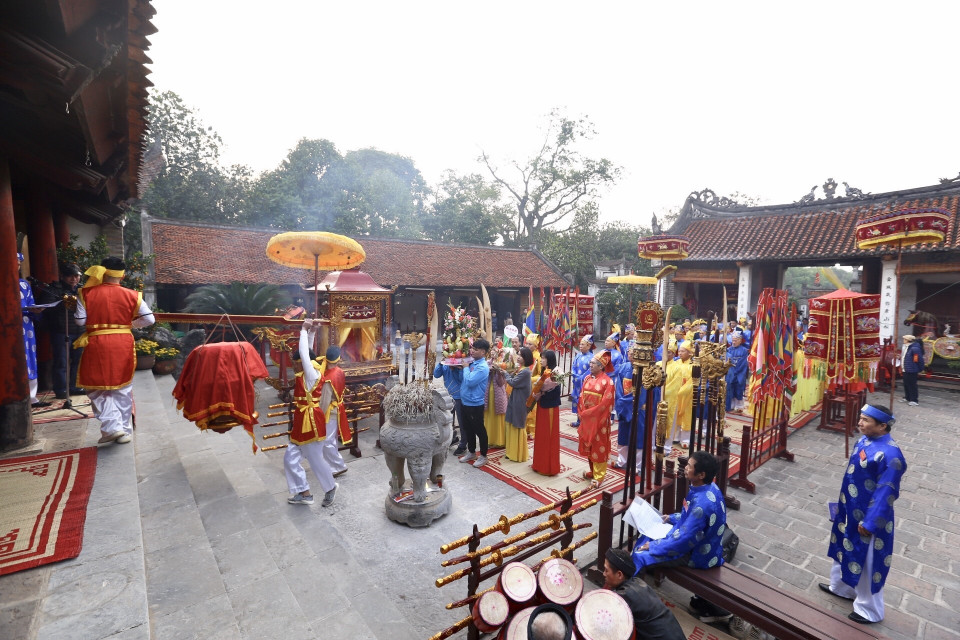 Đoàn anh cả Quậy đến sân Rồng hạ, vào dâng lễ đức vua An Dương Vương. (Ảnh: Minh Quyết/TTXVN)