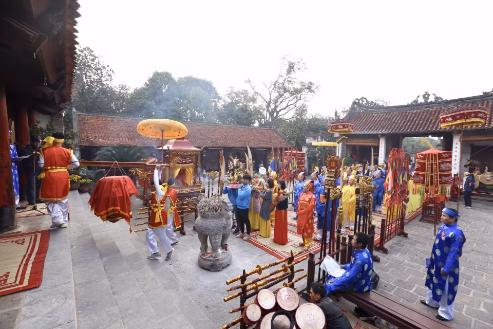 Đoàn anh cả Quậy đến sân Rồng hạ, vào dâng lễ đức vua An Dương Vương. (Ảnh: Minh Quyết/TTXVN)