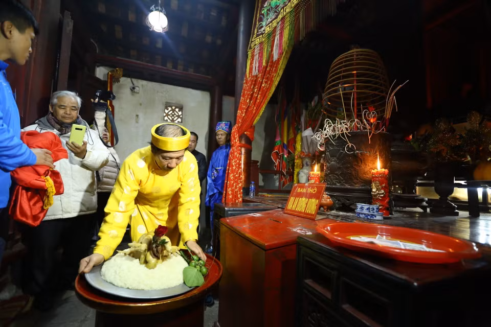 Dâng lễ đức vua An Dương Vương. (Ảnh: Minh Quyết/TTXVN)