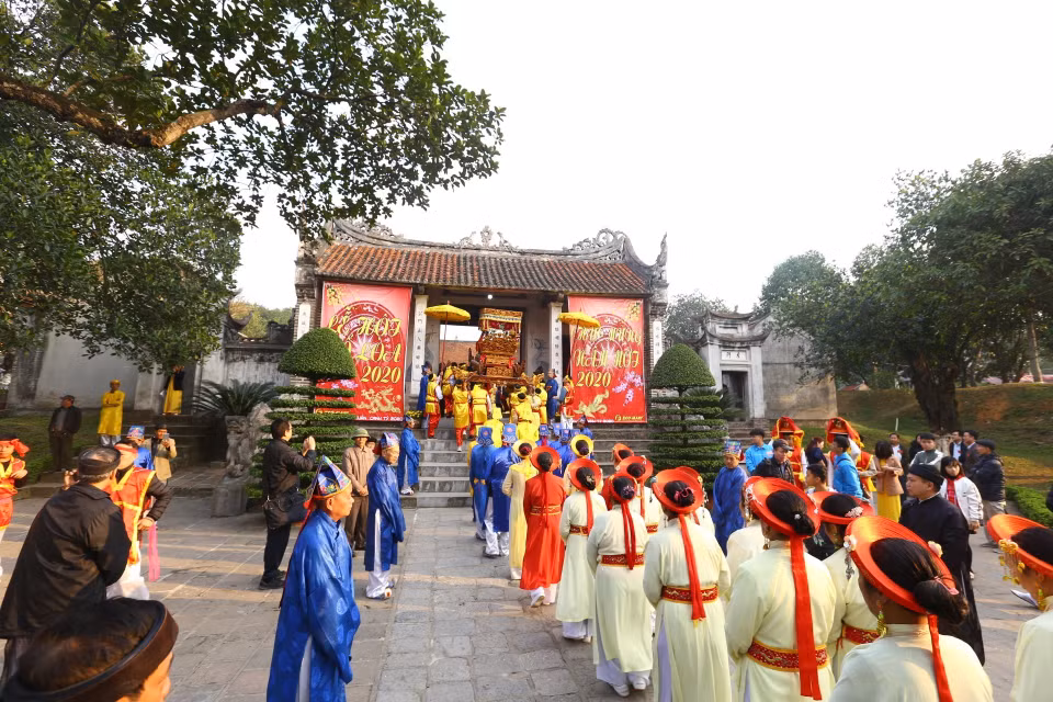 Bát xã rước kiệu lên sân Rồng thượng dâng lễ đức vua An Dương Vương. (Ảnh: Minh Quyết/TTXVN)