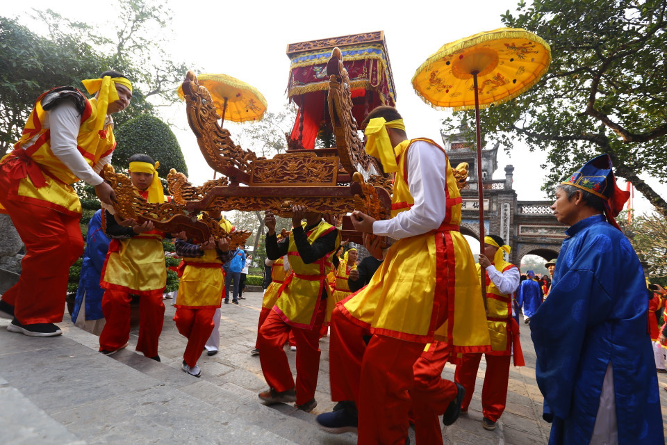 Bát xã rước kiệu lên sân Rồng thượng dâng lễ đức vua An Dương Vương. (Ảnh: Minh Quyết/TTXVN)