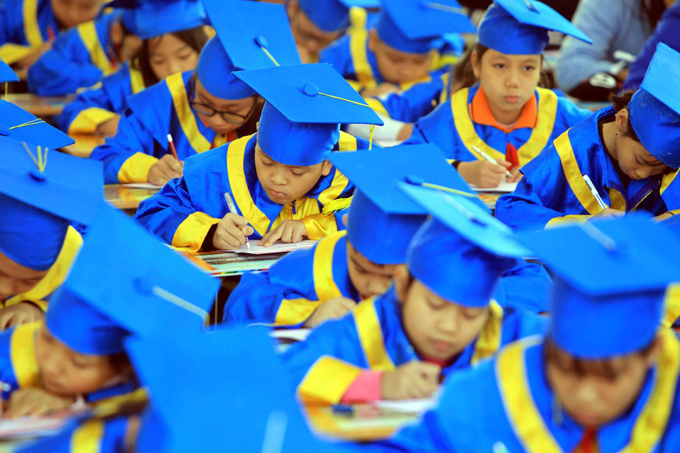 Hàng trăm học sinh của nhiều trường học trên địa bàn thành phố Hải Phòng tham dự lễ khai bút đầu Xuân tại Khu tưởng niệm Vương triều nhà Mạc. (Ảnh: An Đăng/TTXVN)