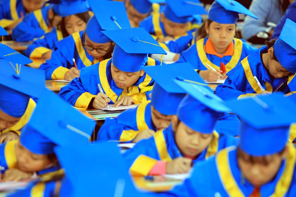 Hàng trăm học sinh của nhiều trường học trên địa bàn thành phố Hải Phòng tham dự lễ khai bút đầu Xuân tại Khu tưởng niệm Vương triều nhà Mạc. (Ảnh: An Đăng/TTXVN)