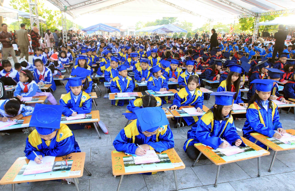 Hàng trăm học sinh của nhiều trường học trên địa bàn thành phố Hải Phòng tham dự lễ khai bút đầu Xuân tại Khu tưởng niệm Vương triều nhà Mạc. (Ảnh: An Đăng/TTXVN)