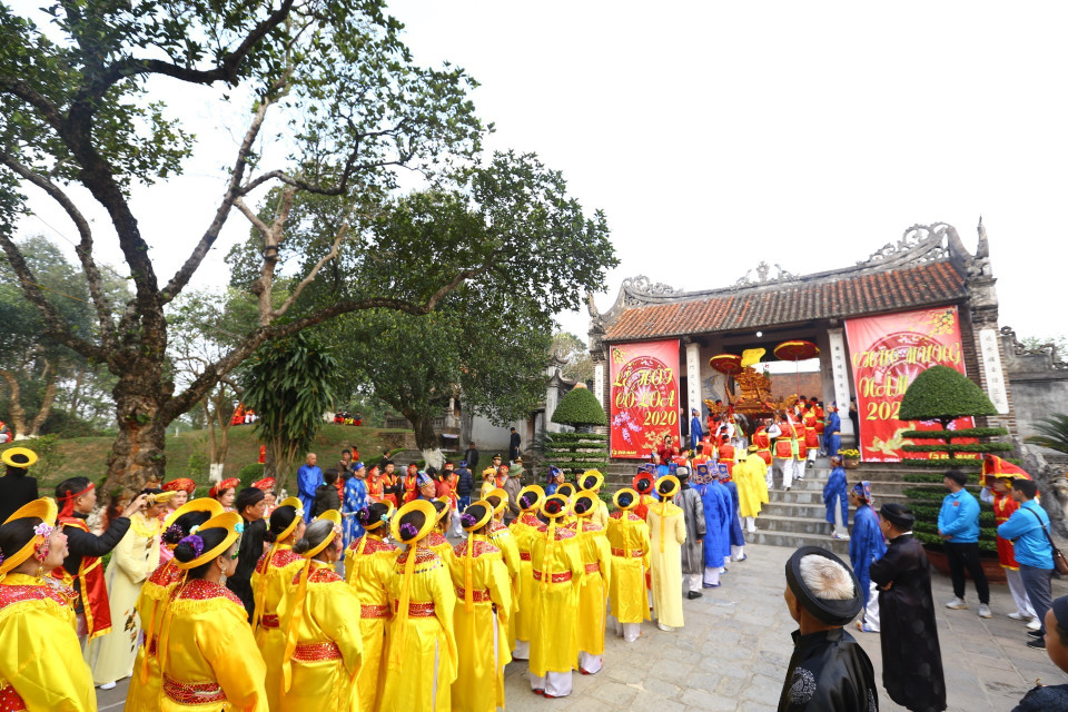 Bát xã rước kiệu lên sân Rồng thượng dâng lễ đức vua An Dương Vương. (Ảnh: Minh Quyết/TTXVN)