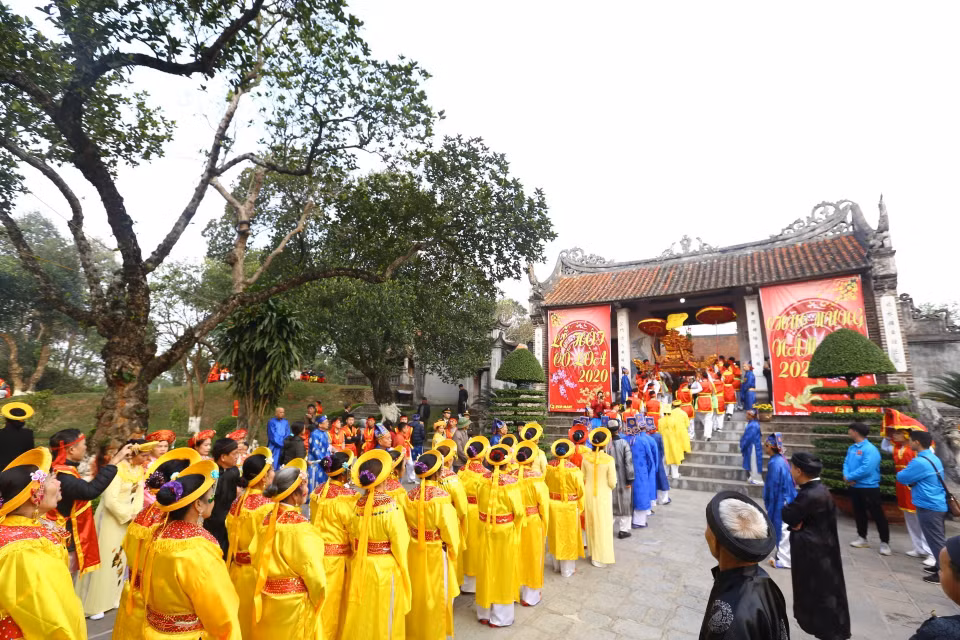 Bát xã rước kiệu lên sân Rồng thượng dâng lễ đức vua An Dương Vương. (Ảnh: Minh Quyết/TTXVN)