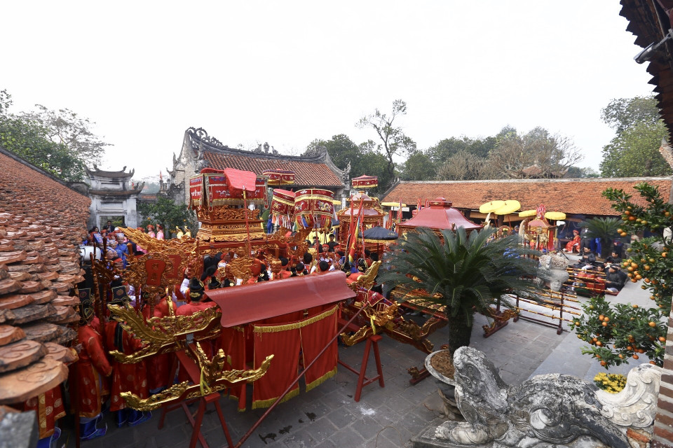 Bát xã rước kiệu lên sân Rồng thượng dâng lễ đức vua An Dương Vương. (Ảnh: Minh Quyết/TTXVN)