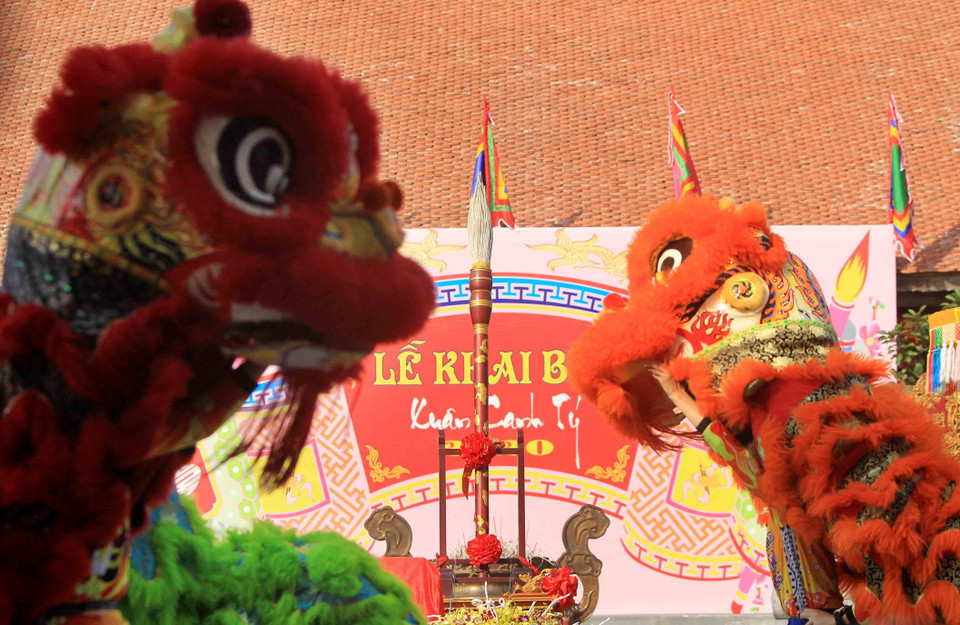 Múa Lân, Sư, Rồng tại buổi lễ khai bút đầu Xuân. (Ảnh: An Đăng/TTXVN)