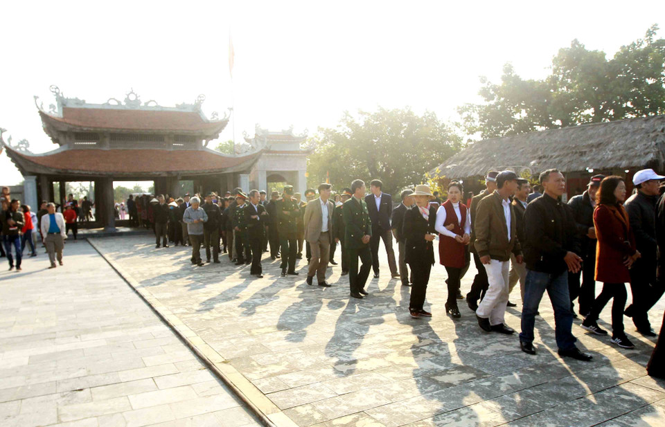 Đông đảo người dân và du khách thập phương dự lễ khai bút đầu Xuân tại Khu tưởng niệm Vương triều nhà Mạc. (Ảnh: An Đăng/TTXVN)