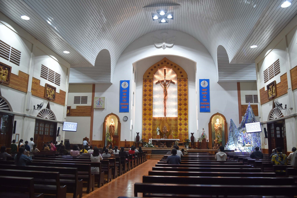 Thành phố Gia Nghĩa thuộc “vùng xanh” nên được tổ chức Thánh lễ vào đêm Giáng sinh. (Ảnh: Nguyên Dung/TTXVN)