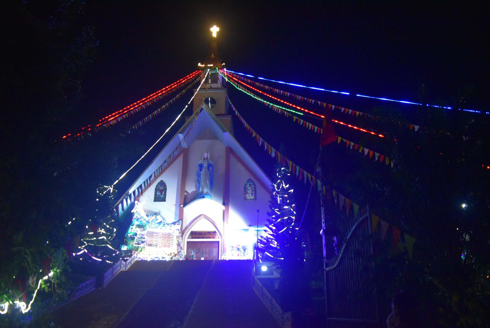 Nhà thờ Giáo xứ Đắk Nông lung linh sắc màu đón lễ Giáng sinh. (Ảnh: Nguyên Dung/TTXVN)