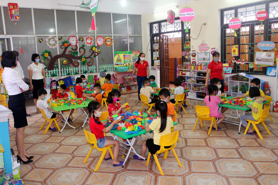 Học sinh trường mầm non Hoa Sen, thành phố Phủ Lý (Hà Nam) thực hiện giãn cách trong ngày đầu tiên trở lại trường. (Ảnh: Đại Nghĩa/TTXVN)