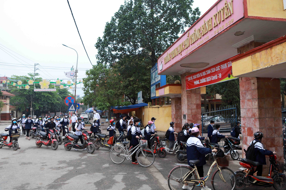 Học sinh trường THCS Bình Xuyên (huyện Bình Xuyên, Vĩnh Phúc) đi học trở lại. (Ảnh: Hoàng Hùng/TTXVN)