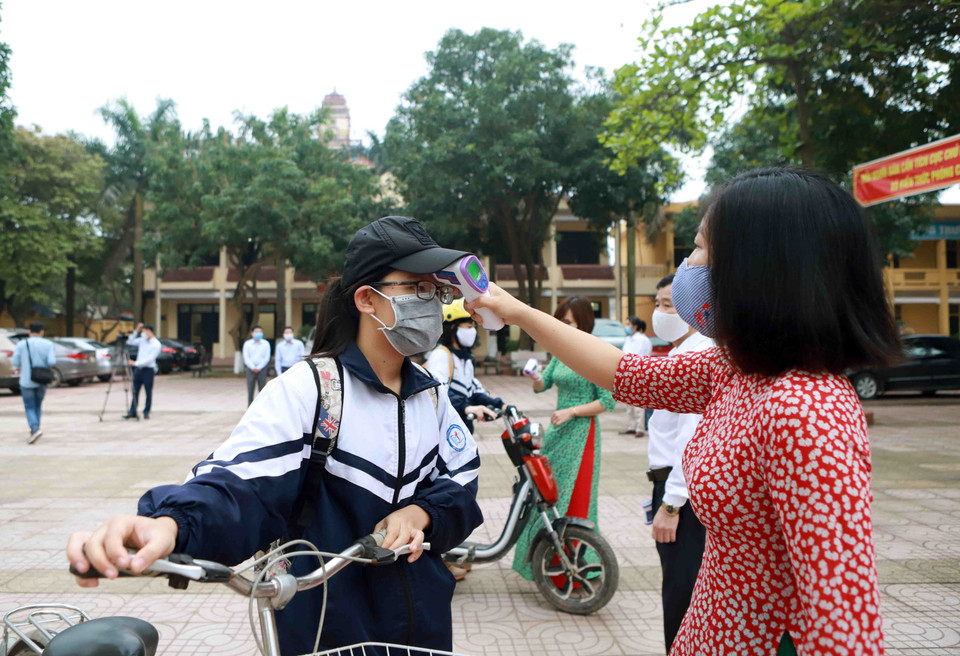 Trường THCS Bình Xuyên (huyện Bình Xuyên, Vĩnh Phúc) thực hiện kiểm tra thân nhiệt cho học sinh trước khi vào lớp. (Ảnh: Hoàng Hùng/TTXVN)