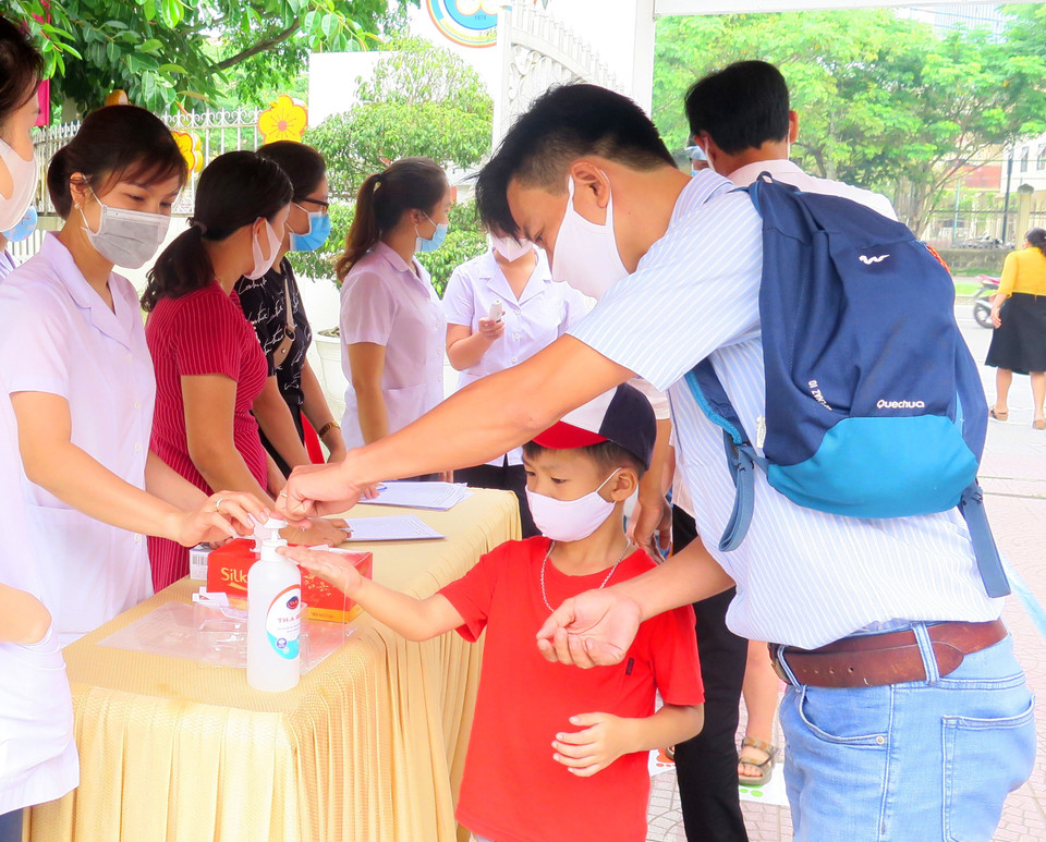 Giáo viên Trường Mầm non Hoa Mai (Thành phố Huế) hướng dẫn các cháu sát khuẩn tay trước khi vào lớp. (Ảnh: Tường Vi/TTXVN)