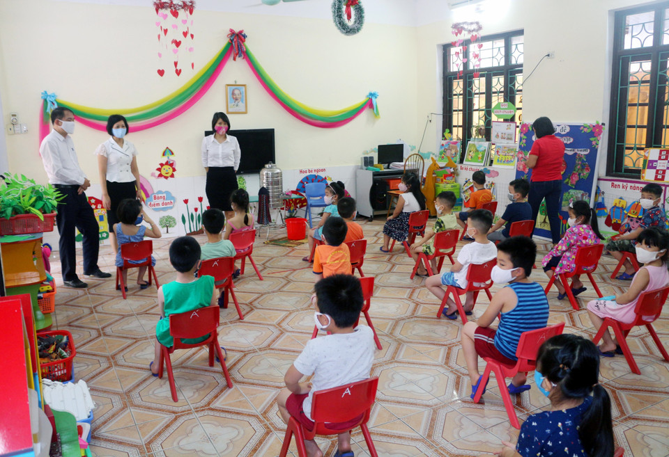 Học sinh trường mầm non Hoa Sen, thành phố Phủ Lý (Hà Nam) thực hiện giãn cách trong ngày đầu tiên trở lại trường. (Ảnh: Đại Nghĩa/TTXVN)