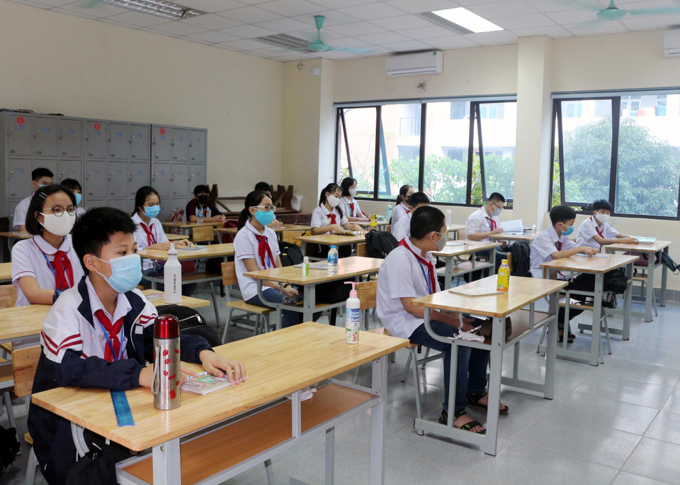 Lớp 6 chuyên Toán trường chuyên Biên Hòa (thành phố Phủ Lý, tỉnh Hà Nam) trong tiết học đầu tiên sau thời gian nghỉ học vì dịch bệnh. (Ảnh: Đại Nghĩa/TTXVN)