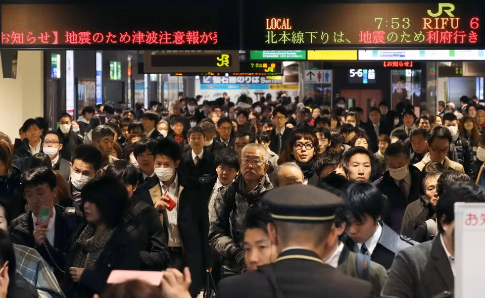 Hành khách chờ đợi tại nhà ga Sendai, tỉnh Miyagi, miền bắc Nhật Bản ngày 22/11 sau khi các dịch vụ sân bay và đường sắt bị gián đoạn do động đất. AP/TTXVN. (Nguồn: AP/TTXVN)