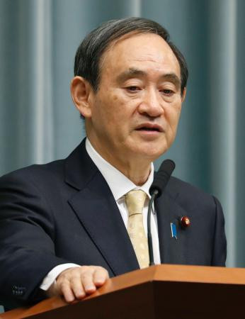 Chánh văn phòng Nội các Nhật Bản Yoshihide Suga trong cuộc họp báo ở Tokyo về trận động đấtmạnh 7,4 độ Richter ngày 22/11. (Nguồn: Kyodo/TTXVN)