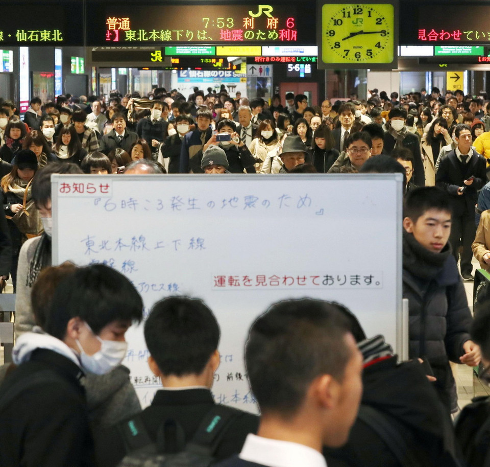 Người dân chờ đợi ở nhà ga Sendai do tuyến đường sắt Tohoku bị đình trệ sau động đất ở Sendai, Miyagi sáng 22/11. (Nguồn: AP/TTXVN)