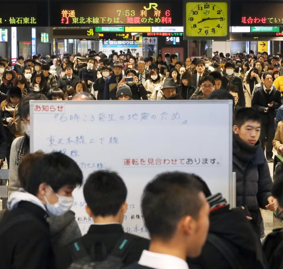 Người dân chờ đợi ở nhà ga Sendai do tuyến đường sắt Tohoku bị đình trệ sau động đất ở Sendai, Miyagi sáng 22/11. (Nguồn: AP/TTXVN)