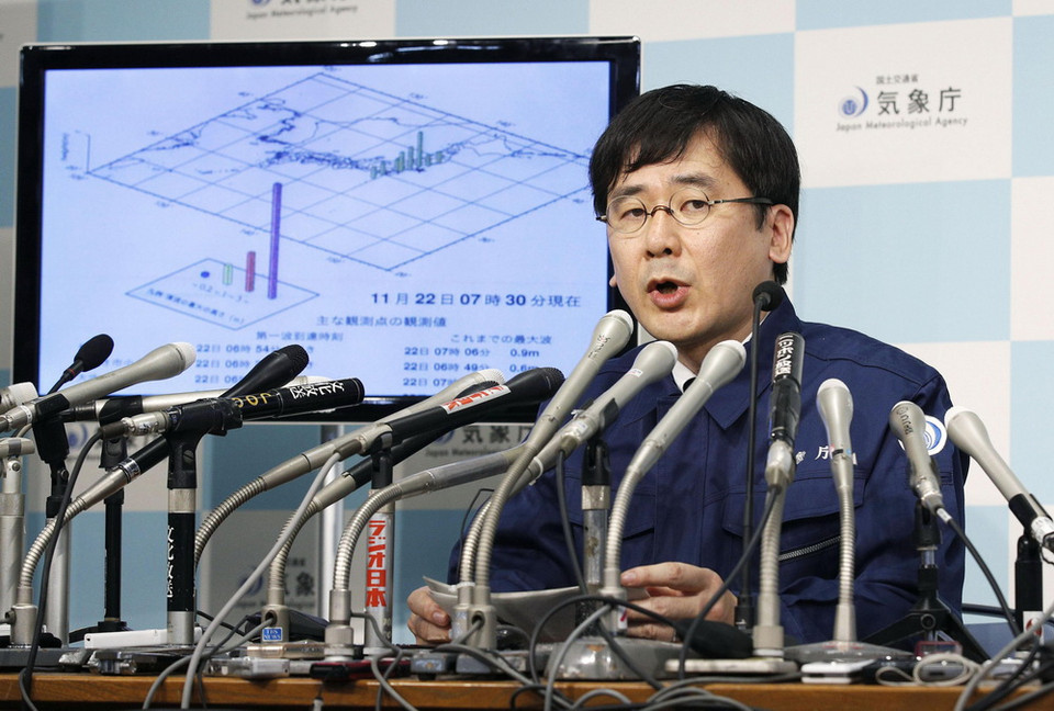 Chuyên gia về động đất Koji Nakamura thuộc Cơ quan khí tượng Nhật Bản trong cuộc họp báo ở Tokyo ngày 22/11 về trận động đất mạnh 7,4 độ Richter. (Nguồn: AP/TTXVN)