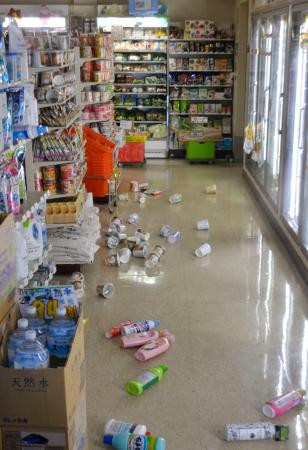 Đồ đạc rơi đổ tại một cửa hàng tạp hóa ở Iwaki, tỉnh Fukushima sau động đất ngày 22/11. (Nguồn: Kyodo/TTXVN)