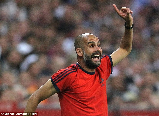 Pep Guardiola đã tỏ ra rất tức giận khi học trò bị Nigel de Jong 'tấn công" trên sân. (Nguồn: Daily Mail)