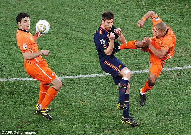 Ở World Cup 2010, de Jong cũng đã có tình huống đạp thẳng vào ngực của Xavi Alonso. (Nguồn: AFP/Getty Images)