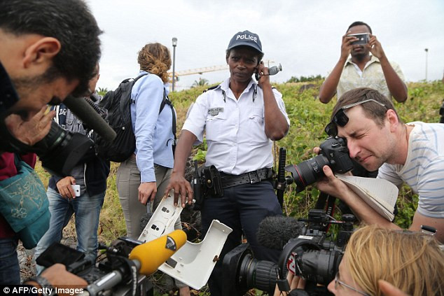 Mảnh vỡ này nghi là của máy bay MH370.
