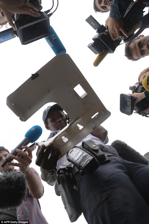 Các phóng viên chụp mảnh vỡ.