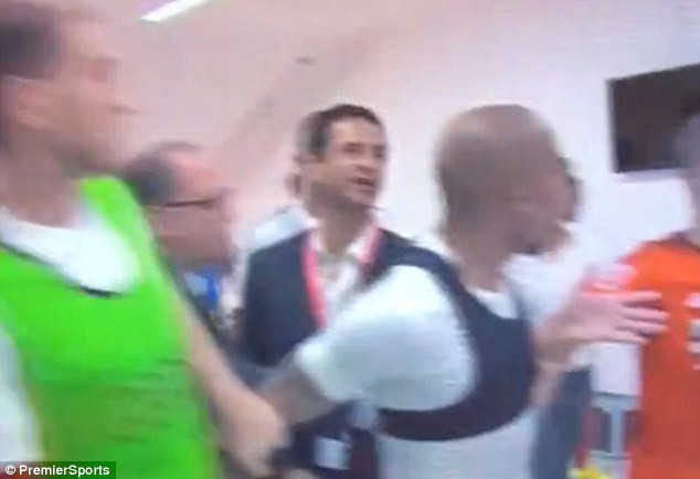 Trong khi đó, de Jong cũng không chấp nhận lép vế. (Nguồn: Daily Mail)