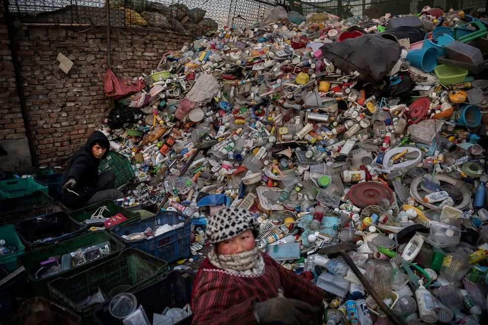 Người lao động phân loại nhựa vào các thùng. (Ảnh: Kevin Frayer/Getty Images)