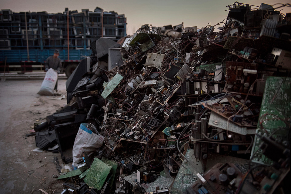 Máy tính và linh kiện điện tử nằm chờ để được tái chế. (Ảnh: Kevin Frayer/Getty Images)