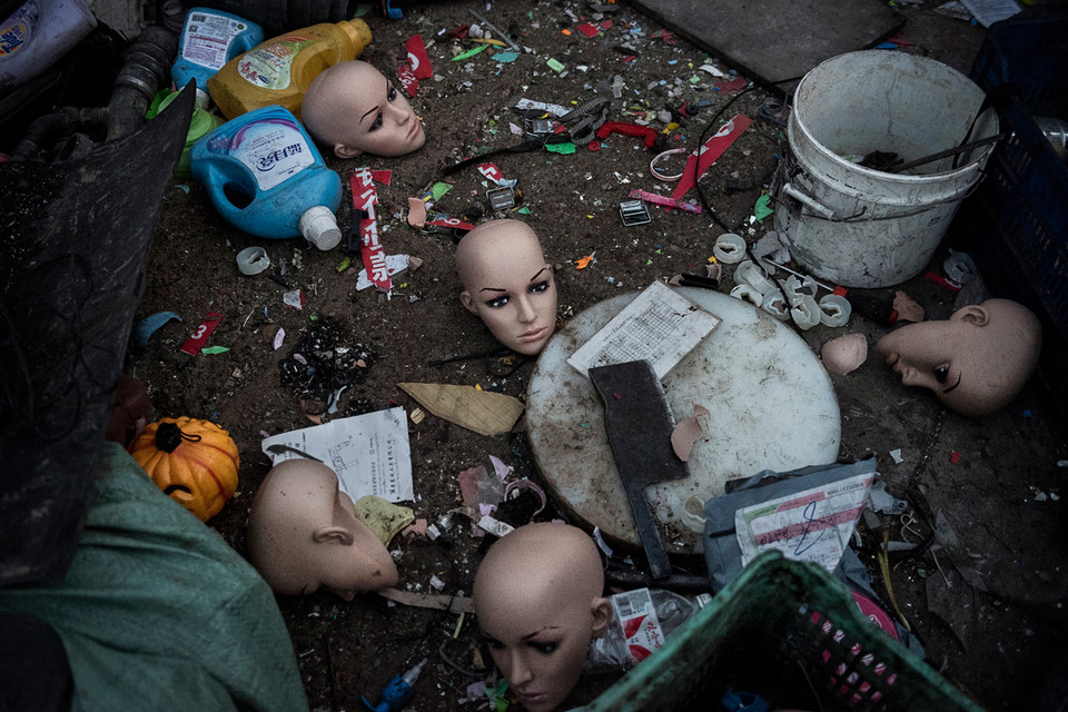 Đầu mannequin bằng nhựa và nhiều loại rác khác nằm ngay trên mặt đất. (Ảnh: Kevin Frayer/Getty Images)