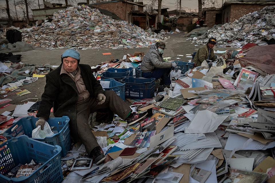 Phân loại giấy tại làng Dong Xiao Kou. (Ảnh: Kevin Frayer/Getty Images)