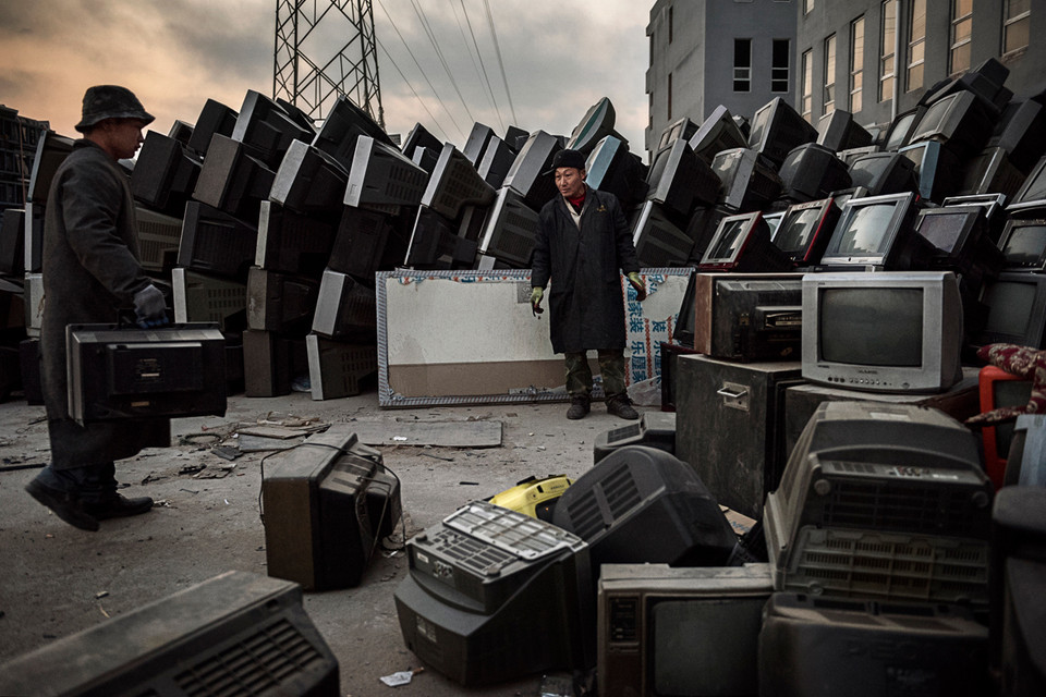 Những nhân công phân loại TV và màn hình máy tính. (Ảnh: Kevin Frayer/Getty Images)