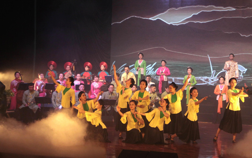 Chương trình nghệ thuật trong đêm khai mạc Lễ hội. (Ảnh: Võ Dung/TTXVN)