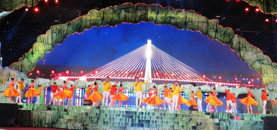 Nhóm The Wings với ca khúc 'Thành phố bình minh' thể hiện sự năng động, trẻ trung. (Ảnh: Võ Dung/TTXVN)