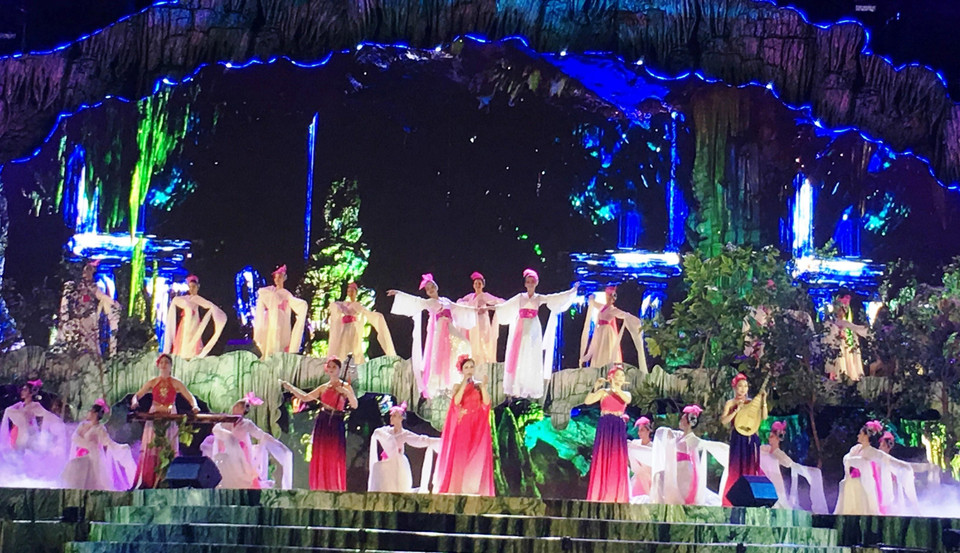 Nhóm Chuông gió biểu diễn ca khúc 'Phong Nha huyền ảo'. (Ảnh: Võ Dung/TTXVN)