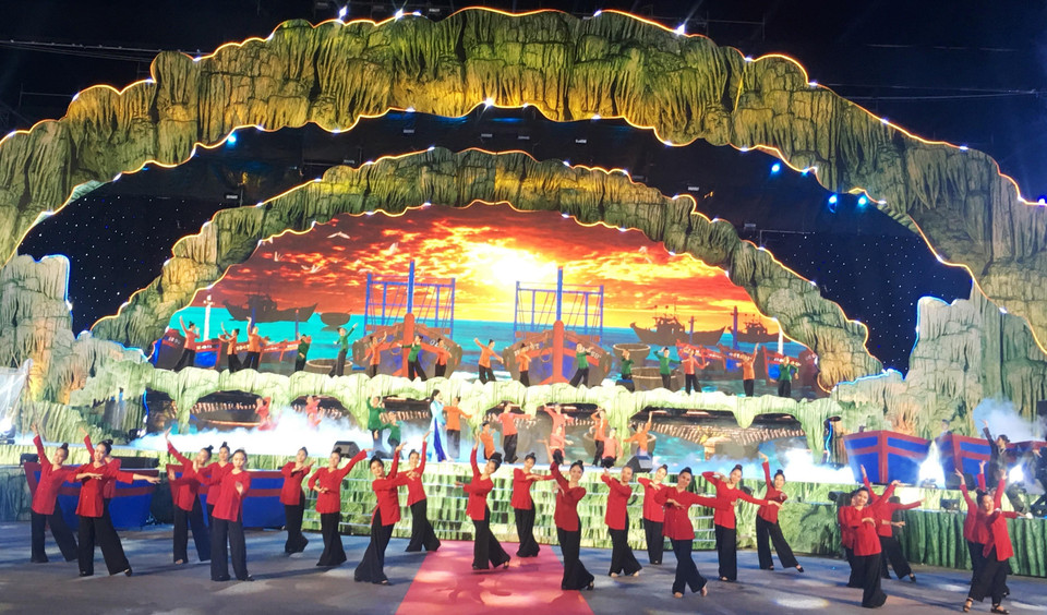 Chương trình nghệ thuật trong đêm khai mạc Lễ hội. (Ảnh: Võ Dung/TTXVN)