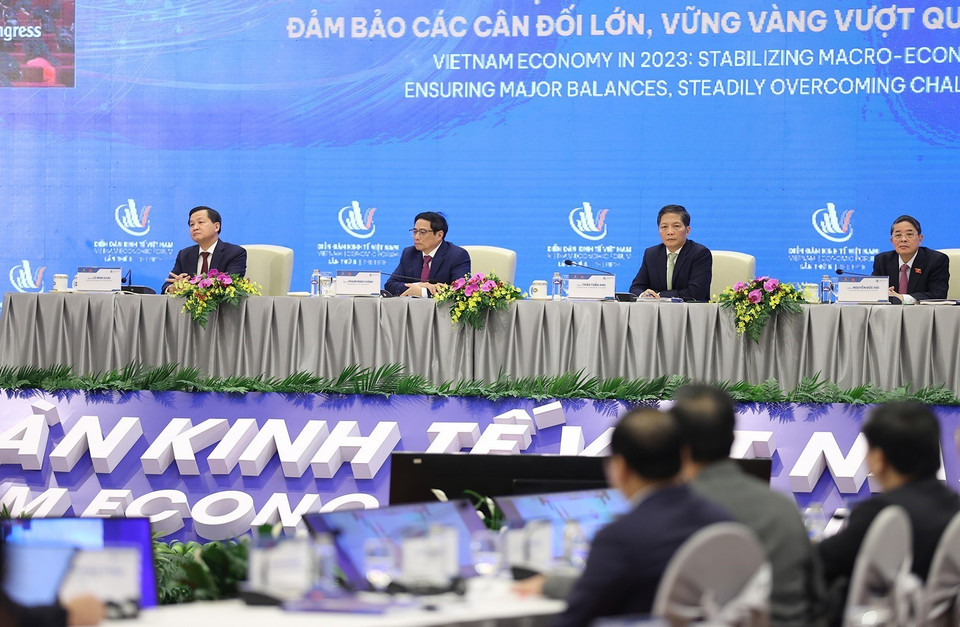 Thủ tướng Phạm Minh Chính; Trưởng Ban Kinh tế Trung ương Trần Tuấn Anh; Phó Thủ tướng Lê Minh Khái; Phó Chủ tịch Quốc hội Nguyễn Đức Hải chủ trì diễn đàn. (Ảnh: Dương Giang/TTXVN)