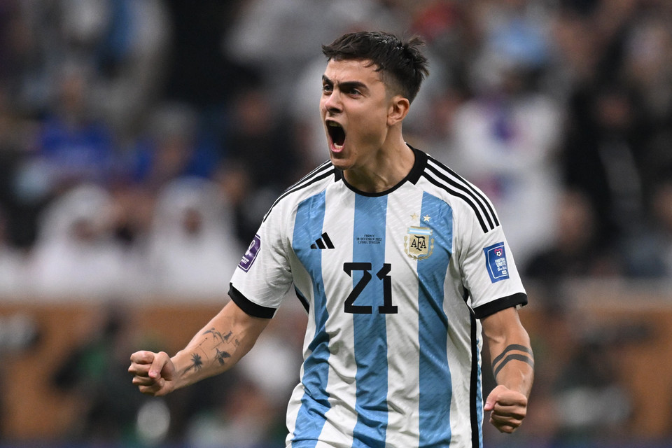 Pha ăn mừng bàn thắng trong lượt đá luân lưu trước tuyển Pháp của tiền đạo Argentina Paulo Dybala. (Nguồn: AFP/TTXVN)