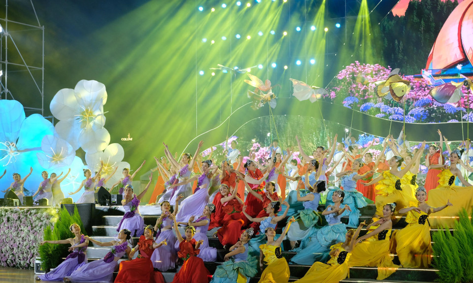 Chương trình nghệ thuật đặc biệt công bố Festival Hoa Đà Lạt 2022 có sự tham gia của khoảng 400 diễn viên. (Ảnh: Nguyễn Dũng/TTXVN)
