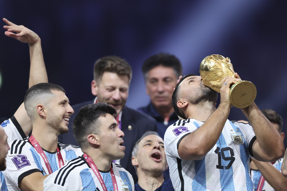 Niềm hạnh phúc của các tuyển thủ Argentina giây phút đăng quang vô địch World Cup 2022. (Nguồn: AFP/TTXVN)
